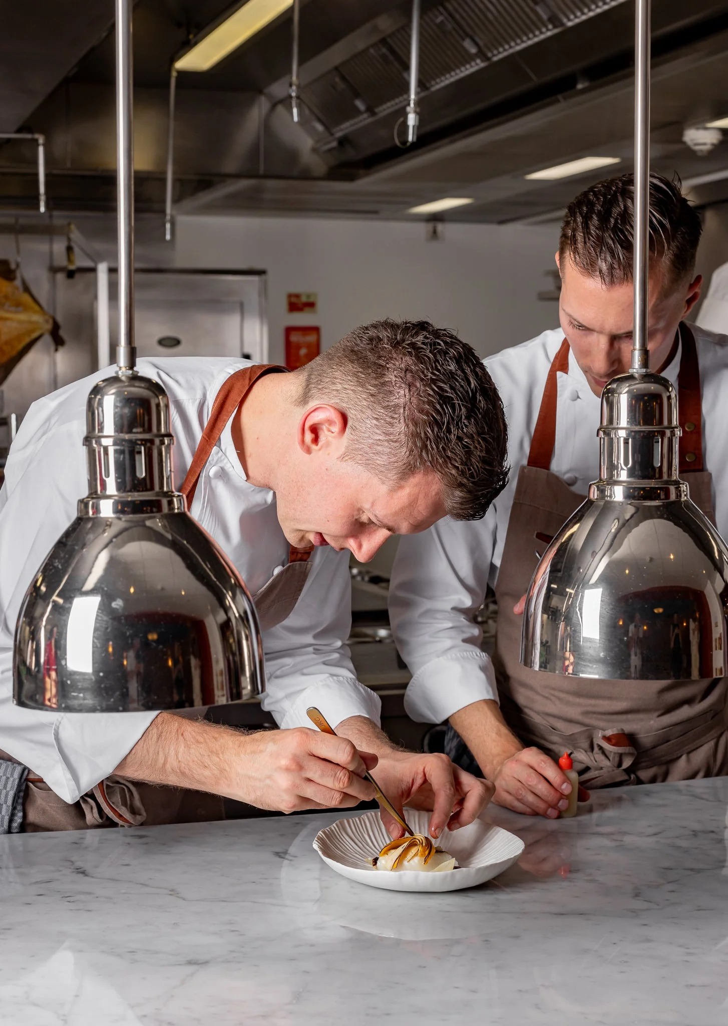 Chef dando los últimos toques a una preparación culinaria